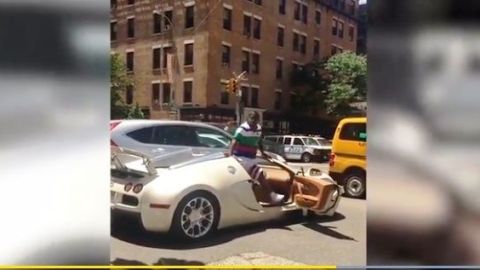 Tracy Morgan al bajarse del auto