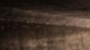 Un agente fronterizo vigila un túnel de drenaje que va desde Nogales, Arizona, hasta México.