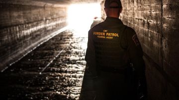 Un agente fronterizo vigila un túnel de drenaje que va desde Nogales, Arizona, hasta México.