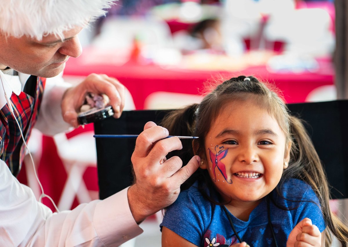 Voluntarios llevan alegría a niños de escasos recursos en el valle de