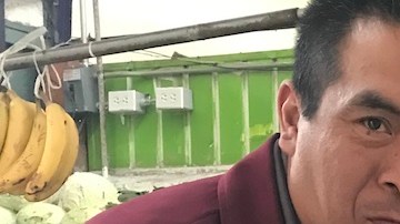 Apolinar Molina muestra los aguacates que muchos rechazan por el precio.