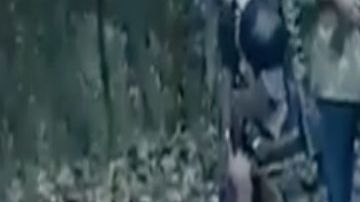 VIDEO: Narcos posan junto a víctima asesinada; dicen que terminó así por esto