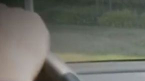 Para poder divertirte con este juego debes tener el automóvil totalmente detenido.