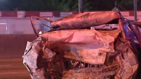 La víctima quedó atrapada debajo de la SUV y su auto, que se incendió luego del impacto.