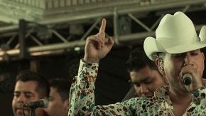 "El Bebeto" usa vehículos clásicos en sus videos musicales