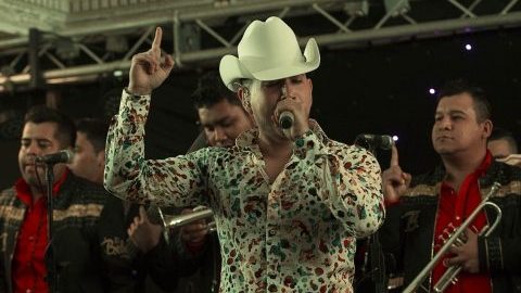 "El Bebeto" usa vehículos clásicos en sus videos musicales