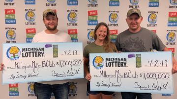 Robert Sopsich y Dillan Dybilas con su gran premio de lotería.