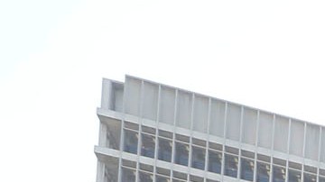 Indigentes levantan sus pertenencias antes de que pase personal de la ciudad a limpiar. (Aurelia Ventura/ La Opinión)