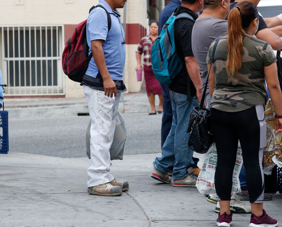 Jornaleros esperan trabajo en la calle. (Aurelia Ventura/La Opinión)