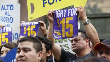 El movimiento Fight for $15 denuncia en un reporte la violencia sufrida por los trabajadores de la comida rápida. (Archivo/La Opinión)