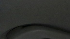 Ángel Luis y Daniel descansan un rato en su vehículo en el que viven y utilizan como fuente de empleo.  (Aurelia Ventura/La Opinión)