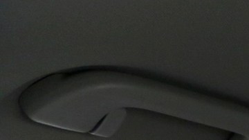 Ángel Luis y Daniel descansan un rato en su vehículo en el que viven y utilizan como fuente de empleo.  (Aurelia Ventura/La Opinión)