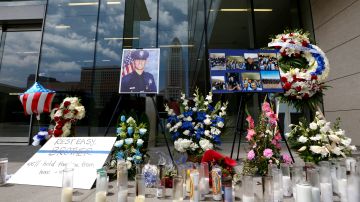 07/29/19 / LOS ANGELES/Make shift memorial for LAPD officer Juan Diaz outside the Los Angeles Police station in downtown Los Angeles. Officer Diaz was gunned down at a taco stand in Lincoln Heights in the early hours of Saturday. (Aurelia Ventura/La Opinión)