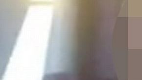 Hombre es filmado masturbándose en un tren.