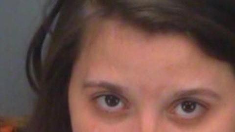 Acusada de robo por dejar propina con la tarjeta de su novio.