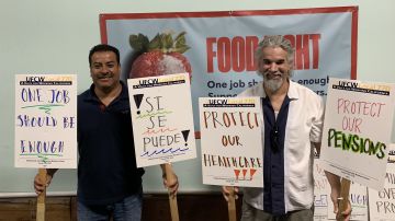 Héctor Barrera (i) se preparó el lunes para hacer los carteles que probablemente serán utilizados en la huelga. (Suministrada)