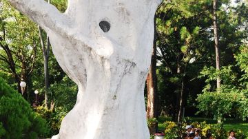 Escultura en homenaje a los estudiantes víctimas del Terrorismo de Estado del 30 de julio de 1975 que se encuentra ubicada en el campus central de la Universidad de El Salvador