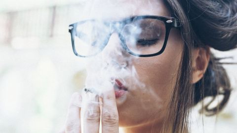 El humo del cigarro daña tanto a los fumadores activos como a los pasivos.