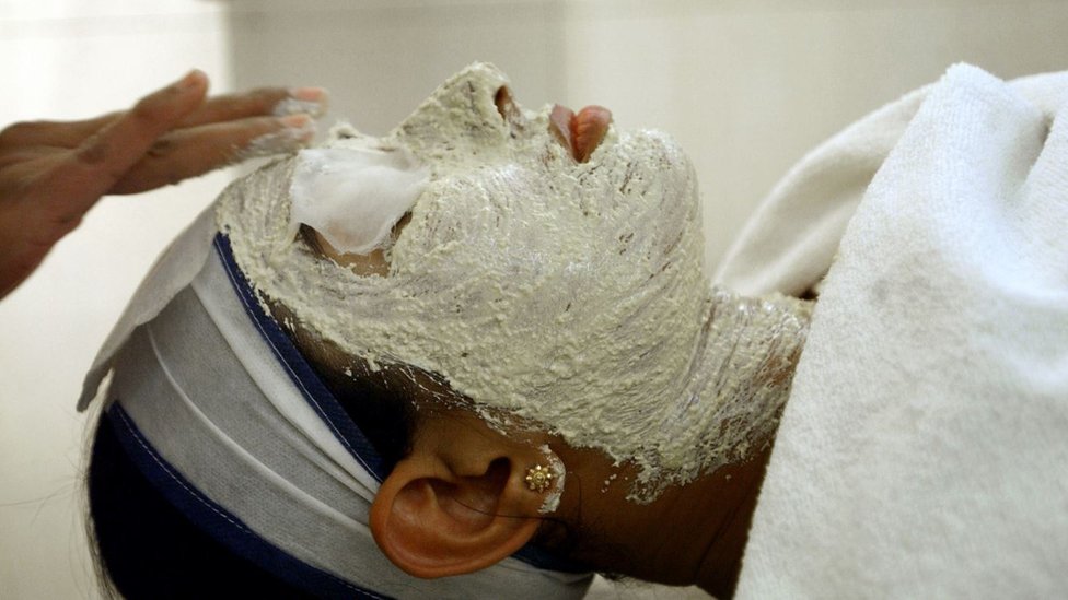 Los tratamientos faciales y blanqueadores frecuentemente se conocen como "limpieza" de color.