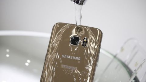 Los anuncios de Samsung mostraban que sus teléfonos seguían funcionando después de mojarse con agua.
