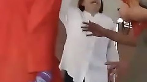 Mujer se declara católica dentro de una mezquita.