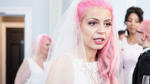 Julia Zelg-De Frees, de 24 años se casó el pasado junio con su pareja de 61.