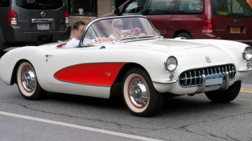 El Chevrolet Corvette que aparece en esta imagen no es el mismo de artículo descrito abajo, pero es un modelo similar: Chevrolet Corvette 1956 convertible