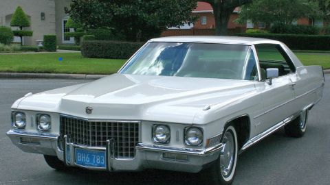 Un Cadillac Coupe de Ville 1971 como el que permaneció 25 años estacionado en una avenida de Brooklyn