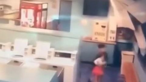 Niño salva a su hermana de sufrir daños a causa del último terremoto en California.