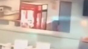 Niño salva a su hermana de sufrir daños a causa del último terremoto en California.