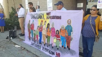 Los activistas de plantaron el lunes en las oficinas del DMV en el sur del centro de LA. (Suministrada)