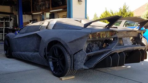 El motor es de un Corvette y la transmisión de un Porsche 911