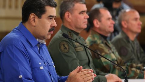 Nicolás Maduro (i), durante una alocución trasmitida en cadena de radio y televisión.