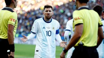 Lionel Messi fue expulsado y por fin se reveló la causa arbitral.