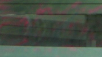 Migrantes deportados colocan sus pertenencias en bolsas, en Matamoros.