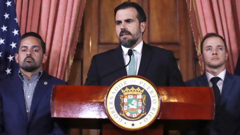 El gobernador de Puerto Rico, Ricardo Rosselló (c), habla a la prensa.