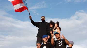Los artistas  Bad Bunny (i-arriba); Residente (c-abajo); Dj Sinsuela (c-arriba); Ile (d-arriba) y Ricky Martin (d) en la protesta.