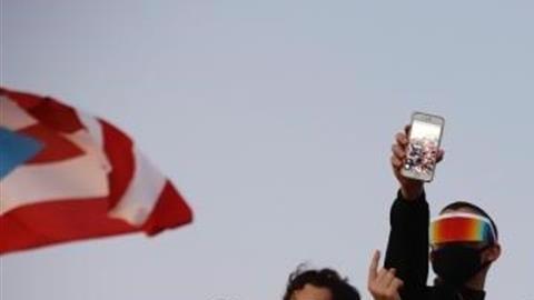 Los cantantes puertorriqueños (i-d) Ricky Martin, Tommy Torres, Bad Bunny y Residente participan en una manifestación masiva este miércoles, en contra el Gobernador de Puerto Rico.