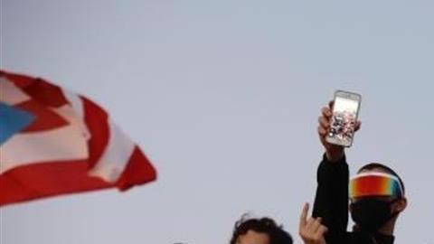 Los cantantes puertorriqueños (i-d) Ricky Martin, Tommy Torres, Bad Bunny y Residente participan en una manifestación masiva este miércoles, en contra el Gobernador de Puerto Rico.