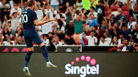 Kane marcó uno de los goles del años desde media cancha