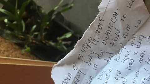 Este es el fragmento de la nota que se encontró junto al bebé.