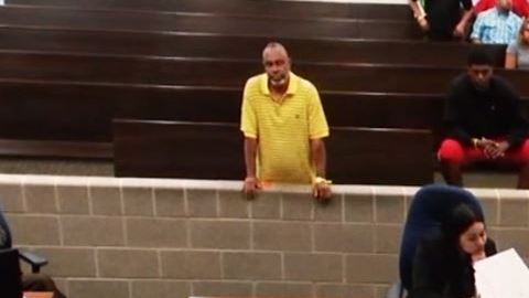 Según documentos de la corte Mitchell, de 62 años, apagó la alarma de seguridad de pasajero.