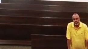 Según documentos de la corte Mitchell, de 62 años, apagó la alarma de seguridad de pasajero.