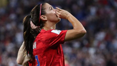 Alex Morgan, celebra un gol contra la selección inglesa.