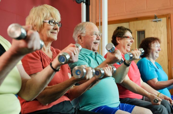 5 ejercicios para que adultos mayores fortalezcan su musculatura