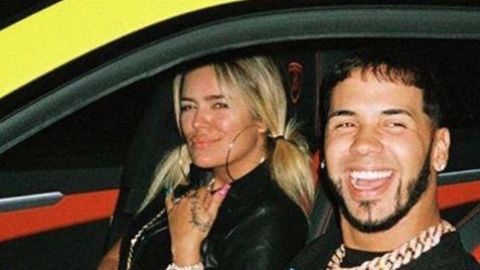 Anuel AA en uno de sus autos con su pareja sentimental Karol G.