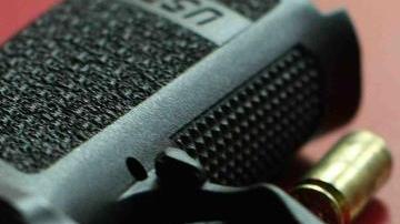 Los ladrones forzaron la cerradura del almacén donde se guardan las armas.