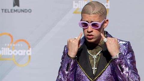 Bad Bunny interrumpió su gira por Europa para unirse a la protesta en Puerto Rico.