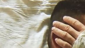 La víctima le dijo a la policía que un hombre se bajo del vehículo y les exigió sus teléfonos y carteras.