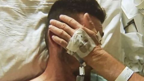 La víctima le dijo a la policía que un hombre se bajo del vehículo y les exigió sus teléfonos y carteras.